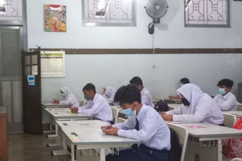  Siswa di SMP Negeri 4 Yogyakarta mengikuti penilaian tengah semester yang dilakukan sebagai bagian dari simulasi PTM terbatas, Senin, 20 September 2021. Antara/Eka AR