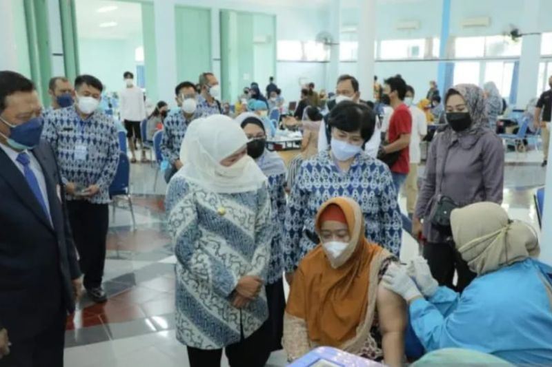  Gubernur Jatim, Khofifah Indar Parawansa, saat meninjau pelaksanaan vaksinasi covid-19 bagi lansia di Surabaya beberapa waktu lalu. Antara/HO-Biro Adpim Jatim