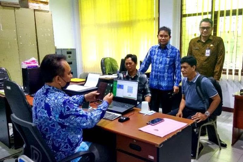 Dinas Kependudukan dan Pencatatan Sipil Barito Utara sedang melayani migrasi KTP-el atau aktivasi IKD di Muara Teweh, Kamis, 2 Maret 2023. Antara/Dokumen Pribadi