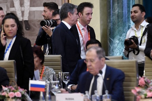 Menlu Rusia Sergey Lavrov dengan Menlu AS Antony Blinken di belakang saat pertemuan G20 di India. Foto: AFP