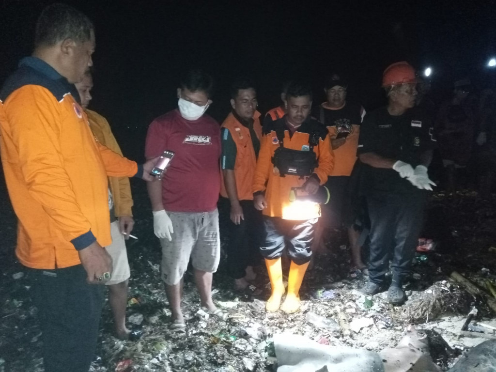  Evakuasi remaja disabilitas yang meninggal terhanyut arus arus sungai. Medcom.id/ BPBD Jepara