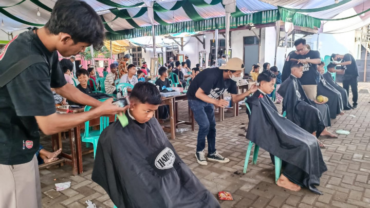 2.000 Santri Pesantren Gedongan Cukur Gratis Jelang Ramadan