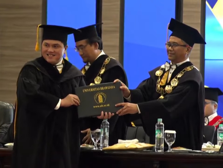 Universitas Brawijaya (UB) di Kota Malang, Jawa Timur, menganugerahi gelar Doktor Kehormatan (Honoris Causa) kepada Menteri BUMN, Erick Thohir. Medcom.id/ Daviq Umar Al Faruq