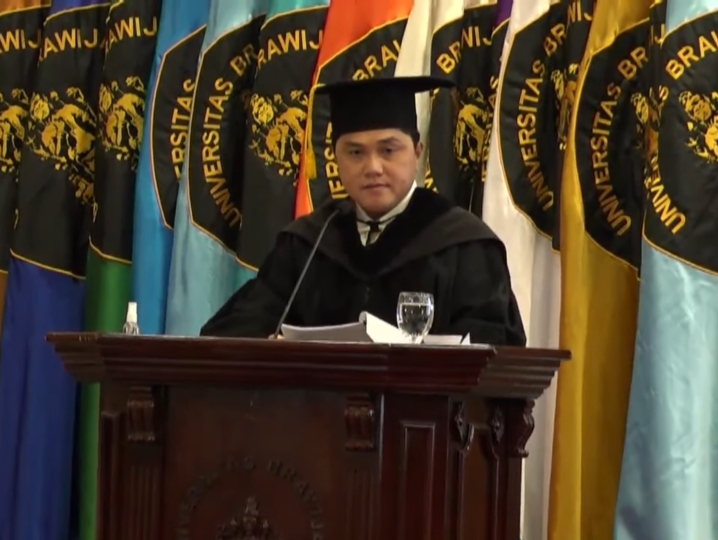  Universitas Brawijaya (UB) di Kota Malang, Jawa Timur, menganugerahi gelar Doktor Kehormatan (Honoris Causa) atau Doktor HC kepada Menteri Badan Usaha Milik Negara (BUMN), Erick Thohir. Medcom.id/Daviq Umar Al Faruq