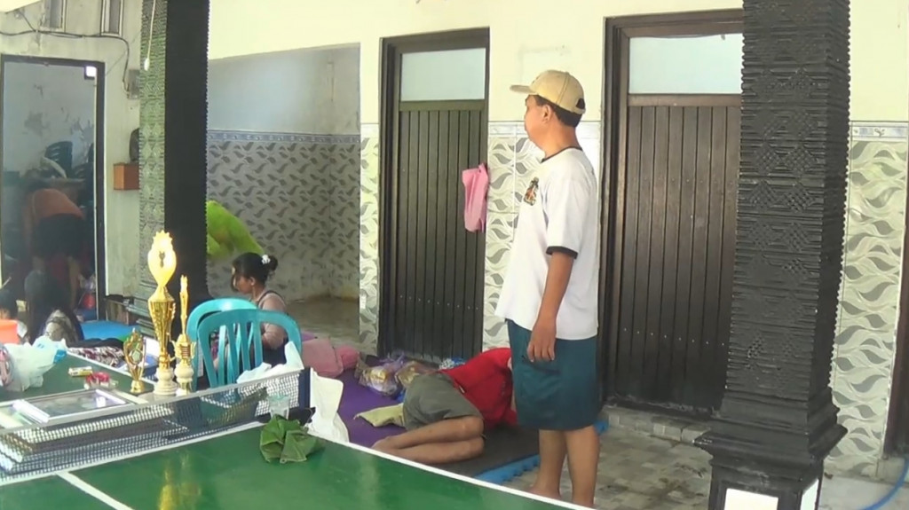 Warga Terdampak Banjir di Ngawi Mengungsi di Toilet Umum. (Metro TV)