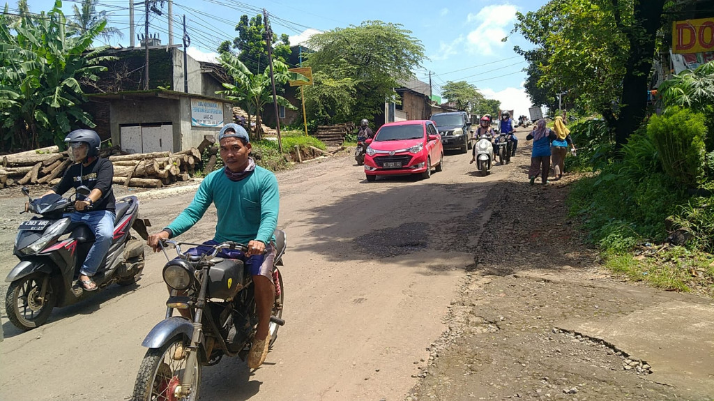 Kondisi jalan rusak di Kabupaten Jepara. Medcom.id/ Rhobi Shani