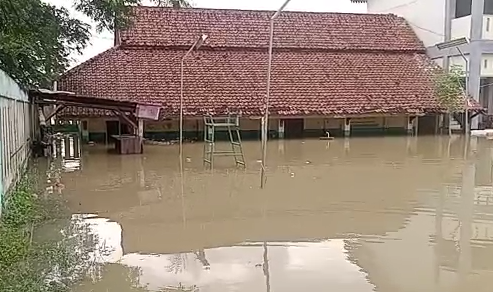 Banjir merendam SDN 01, 03 dan 04 Bojongsari, Kecamatan Kedungwaringin, Kabupaten Bekasi, Jawa Barat. Foto: Istimewa