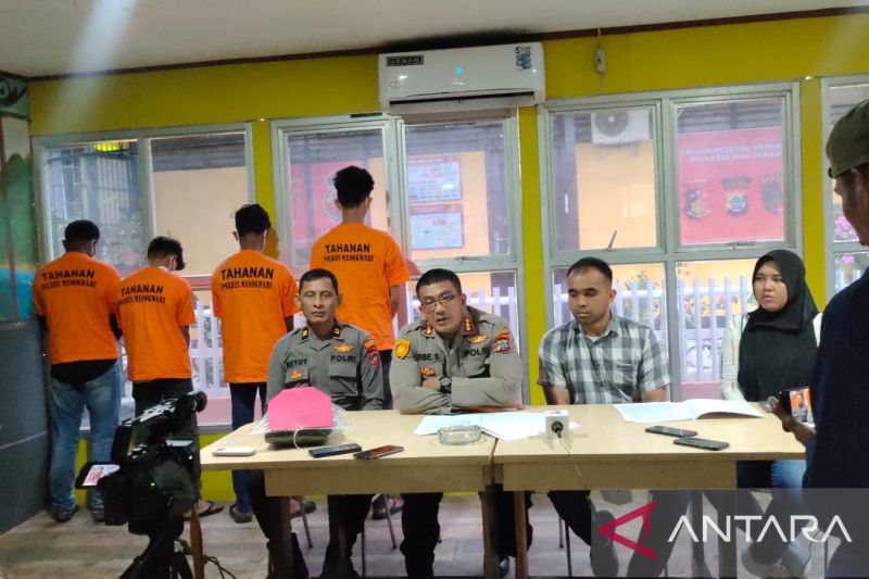 Kepala Polresta Kombes Polisi Rivadin Benny Simangunsong (ketiga kanan) didampingi Kasat Reskrim dan Kanit PPA saat menggelar konferensi pers di Manokwari, Jumat (3/3/2023). ANTARA/Fransiskus Salu Weking