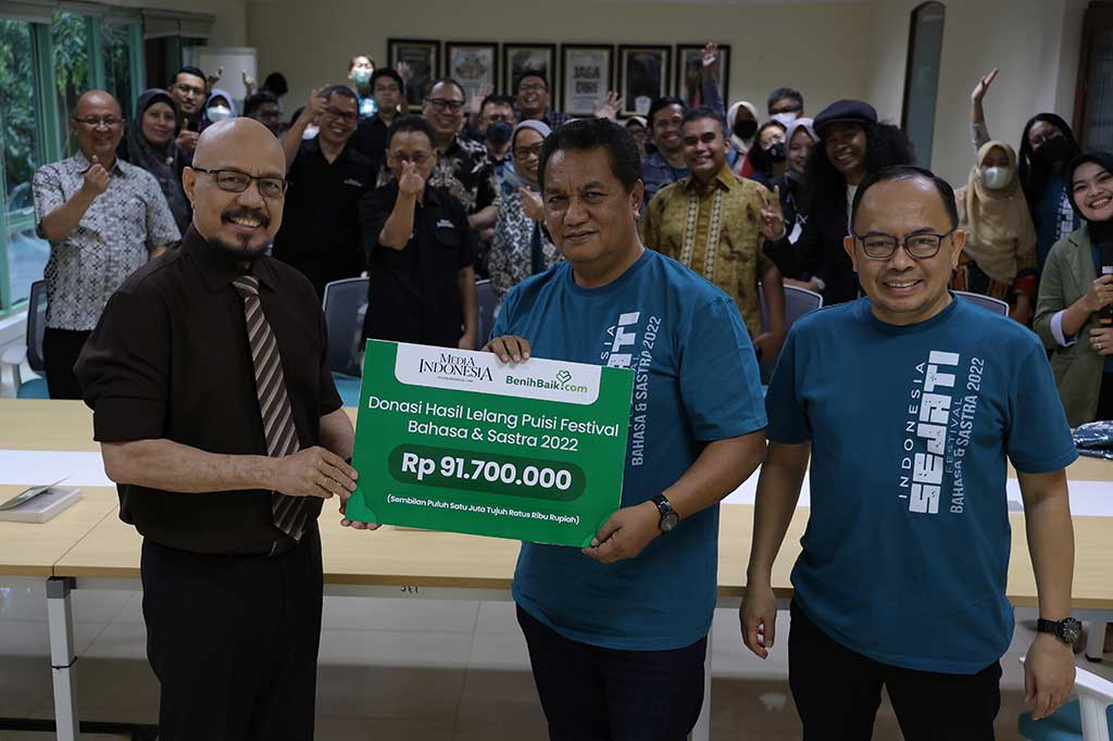 Rp91,7 Juta Hasil Lelang Puisi Media Indonesia Diserahkan ke Benih Baik
