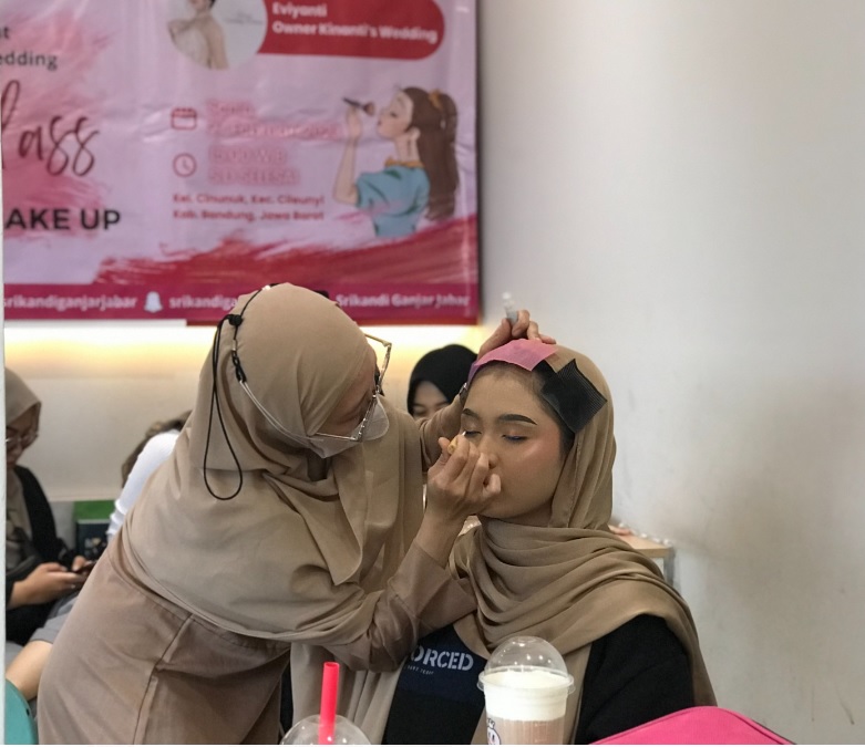 Kegiatan Beauty Class-Tips and Trick Quick Make Up di Kecamatan Cileunyi, Kabupaten Bandung. Istimewa