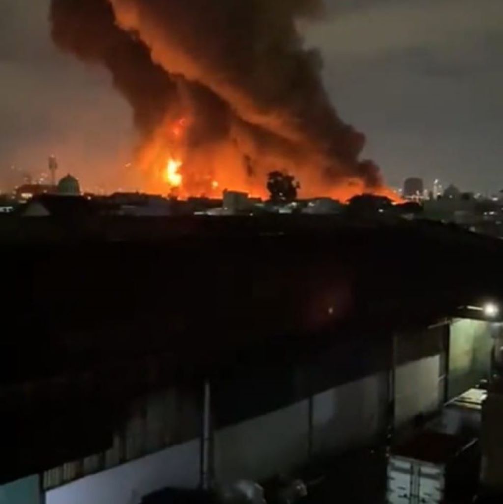 Kebakaran pipa Pertamina Plumpang. Foto: @humasjakfire