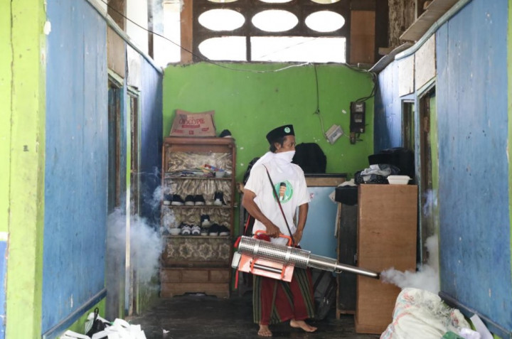 Berantas Jentik Nyamuk, Relawan Gelar <i>Fogging</i> Sasar Ponpes di Kabupaten Malang