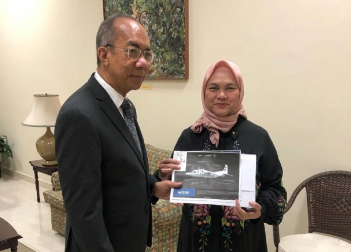 Dubes RI Tawarkan Produk PTDI Pesawat N212i kepada Menhan Jamaika