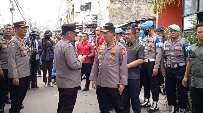 Kapolri Jenderal Listyo Sigit Prabowo saat meninjau lokasi kebakaran di Plumpang Semper, Jakarta Utara. Medcom.id/Yurike