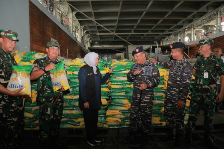 Jatim Kirim Lagi Logistik ke Masalembu Sumenep dengan KRI Soeharso