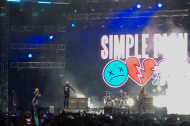 Drummer Simple Plan Lompat ke Penonton dalam Aksi di Kemayoran