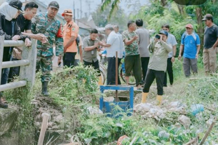 Tumpukan Sampah di Lokasi Banjir Karawang Mulai Dibersihkan