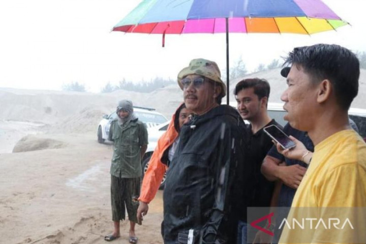 Babel Keruk Alur Kapal Nelayan di Sungai Jelitik