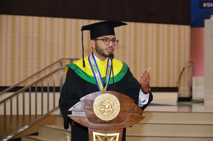 Jatuh Bangun Ahmed, Wisudawan Asal Gaza Raih Sarjana Kedokteran di Unair
