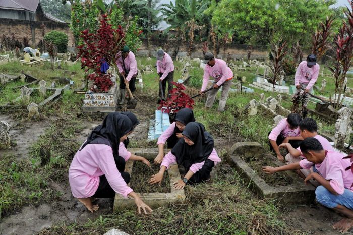 Sambut Ramadan, Warga Deli Serdang Gelar Tradisi Bersih-Bersih Makam