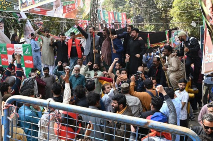 Mantan PM Imran Khan Diburu Polisi hingga ke Rumahnya di Lahore