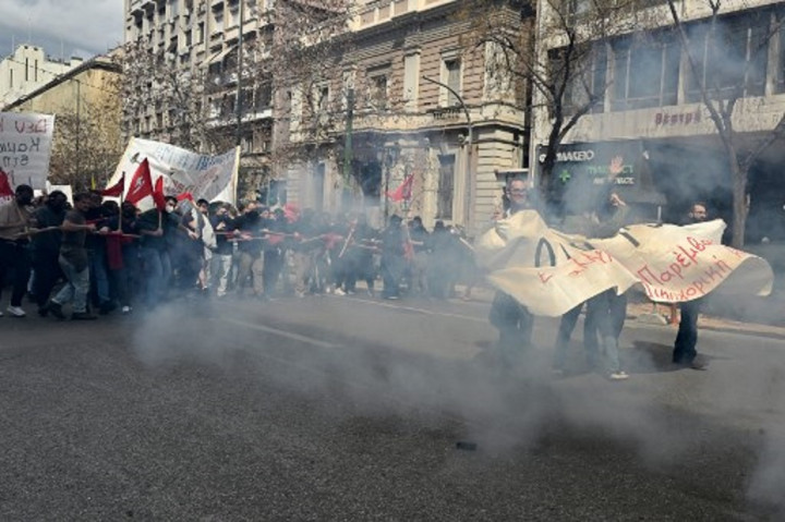 Polisi dan Pedemo Saling Serang dalam Protes Kecelakaan Kereta Yunani