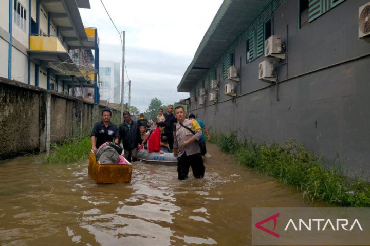 Jalan Raya Singkawang-Bengkayang Terendam Banjir Rob