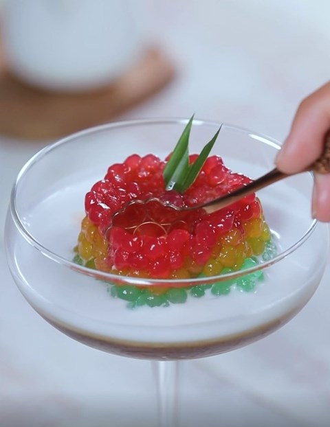 Rainbow Sago Gula Melaka, Paduan Legitnya Sagu Mutiara yang 'Berenang' dalam Gurihnya Santan
