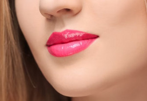 Mengoleskan Lip Balm Bukan Satu-Satunya Cara Mendapatkan Bibir Glossy