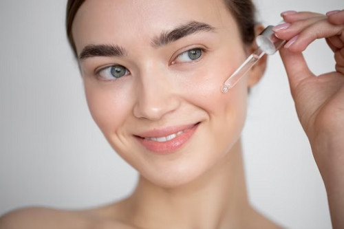 Penggunaan serum tentunya tidak akan bekerja maksimal jika tidak melakukan rangkaian yang lain. (Foto: Ilustrasi. Dok. Freepik.com)