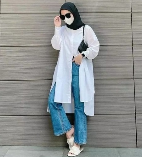 Tunik panjang dan jeans. (Foto: Dok. Instagram/@bajumuslimfashionhijab)