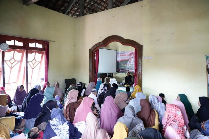 Bangun Keluarga Harmonis, Warga Desa Tumapel Gresik Dapat Edukasi <i>Parenting</i>
