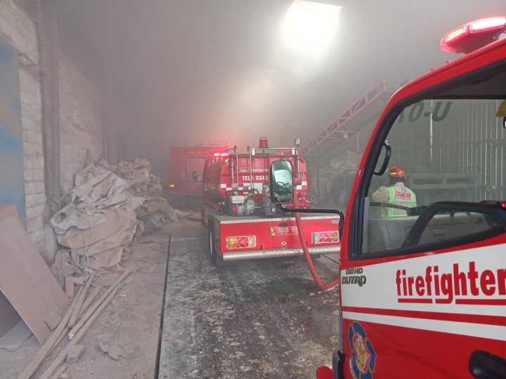 Pabrik Kayu di Kabupaten Malang Kebakaran Hebat, Petugas Terkendala Asap Tebal