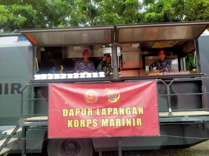 Korps Marinir Operasikan Dapur Lapangan Untuk Masyarakat Plumpang