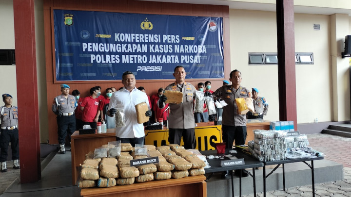 Puluhan Kilo Ganja dan Obat Penenang Disita dari 52 Tersangka