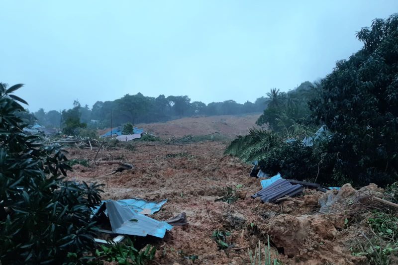 Polda Kepri Kirim Personel Tambahan Evakuasi Korban Longsor di Natuna