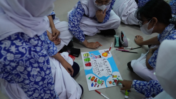 Para siswa juga diajarkan tentang pola kalimat Bahasa Jepang untuk membuat poster dengan tema 'menjaga lingkungan'. (Foto: Dok. Unicharm)