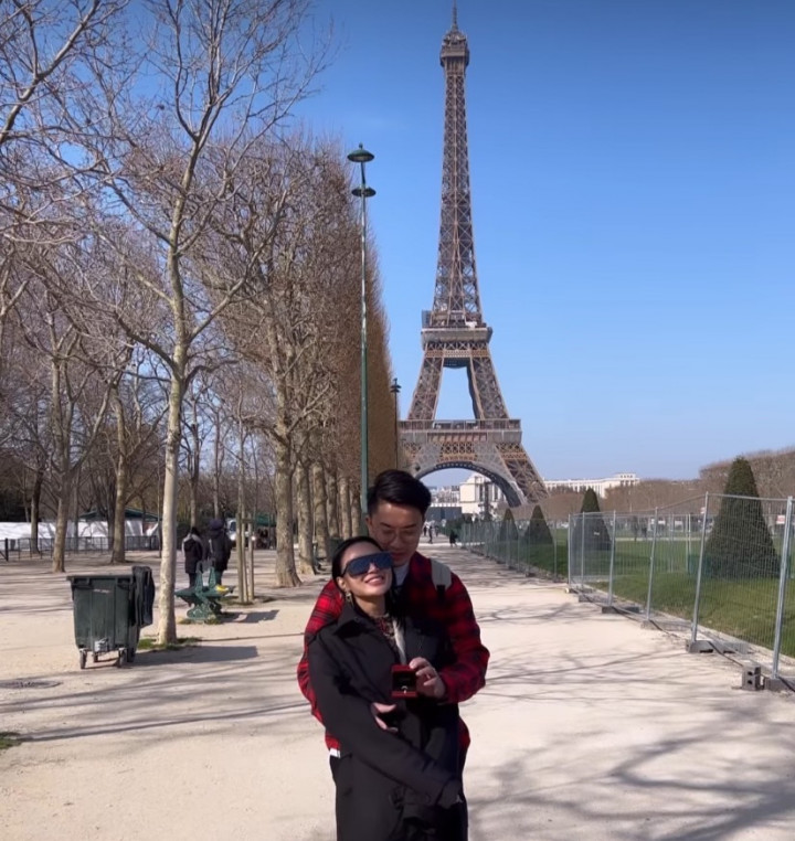 Wika Salim Dilamar Kekasih di Menara Eiffel