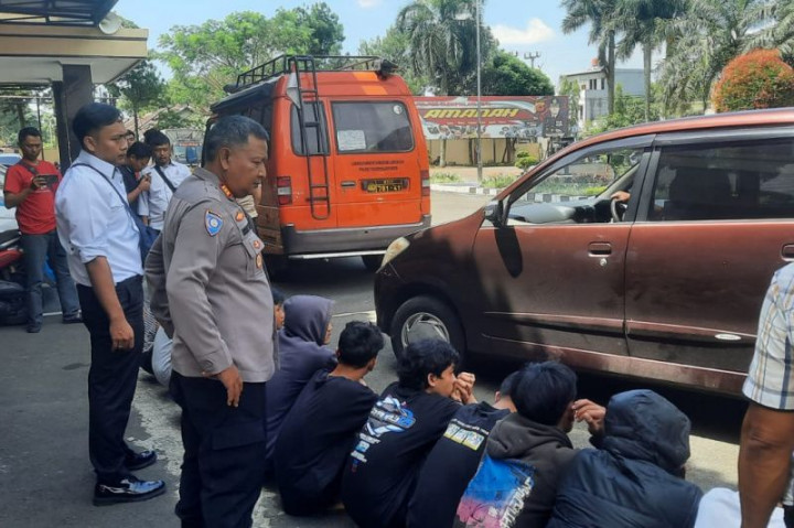 Sadis! 12 Remaja Diduga Lemparkan Batu ke Pengendara Motor sampai Tewas