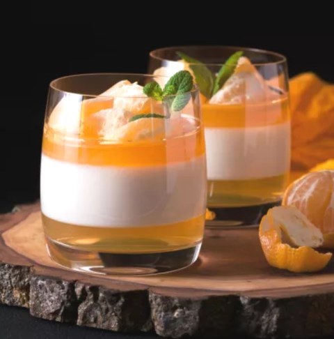 Berikut ini resep panna cotta dengan potongan kulit jeruk. Dijamin yummy dan lezat. (Foto: Dok. Endeus TV)