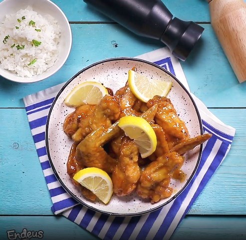Intip resep sayap ayam dengan saus lemon, bisa jadi camilan atau lauk buka puasa kamu. (Foto: Dok. Endeus TV)