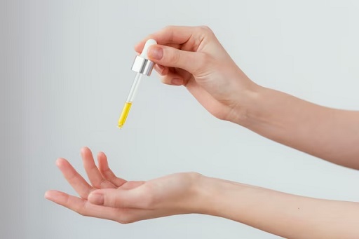 Baby oil adalah cara yang aman dan lembut untuk membasuh sisa-sisa make up di area mata dan wajah. (Foto: Ilustrasi. Dok. Freepik.com)