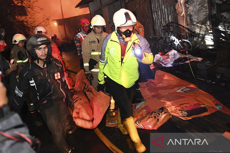 Petugas mengevakuasi mayat korban kebakaran Depo Pertamina Plumpang, Jakarta Utara. Foto: Antara/M Risyal Hidayat