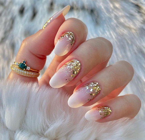 Glittering french ombré. (Foto: Dok. Instagram/@blam_glam_nails)
