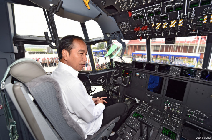 Momen Jokowi Tinjau Pesawat Baru C-130J-30 Super Hercules A-1339