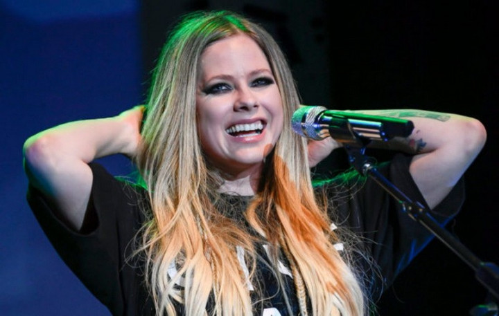 Avril Lavigne Ciuman di Depan Umum dengan Seorang Pria, Pacar Baru?