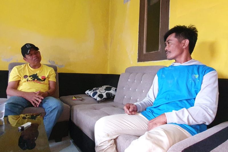 Anggota DPR RI Dedi Mulyadi saat menemui Juju Junaedi, suami almarhum Kurnaesih (39), ibu hamil yang dikabarkan meninggal dunia setelah ditolak Rumah Sakit Umum Daerah (RSUD) Ciereng, Kabupaten Subang, di Subang, Rabu (8/3/2023). (FOTO ANTARA/Dok Dedi Mul
