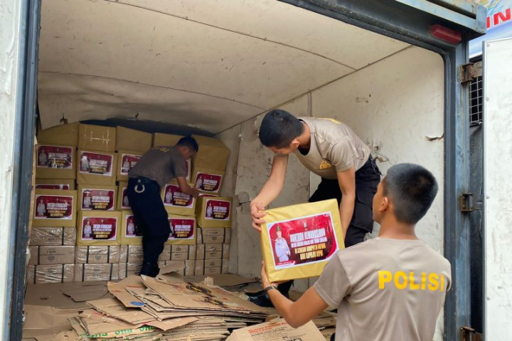 Polda Kepri Kirim 600 Paket Sembako untuk Korban Longsor Natuna