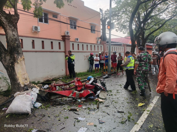 Ayah dan Anak Tewas Tertabrak Bus saat Perjalanan ke Sekolah