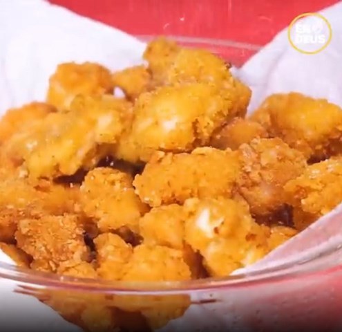 Ayam popcorn atau chicken popcorn diciptakan oleh Gene Gagliardi. Begini cara buatnya untuk lauk buka puasa. (Foto: Dok. Endeus TV)